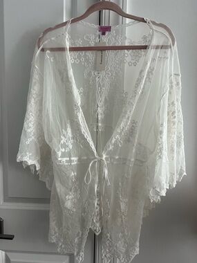 Francesca's Collections White Sheer Lace Tie-Front Robe